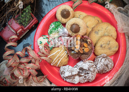 Platte von Cookies mit Weihnachtsschmuck Stockfoto