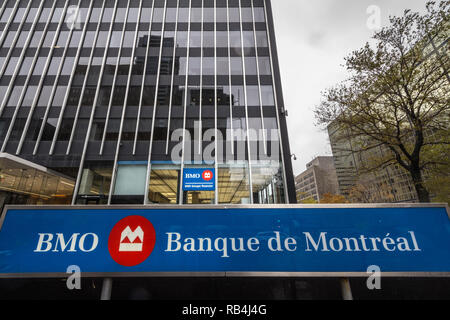 MONTREAL, KANADA - 3. NOVEMBER 2018: Bank von Montreal logo, bekannt als BMO, vor ihrem Büro. Genannt sowie die Banque de Montreal, es ist eine Stockfoto