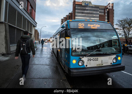 MONTREAL, KANADA - 6. NOVEMBER 2018: STM-Logo auf einem der städtischen Busse in Jean Talon stoppen. Auch als Société de Transport de Montréal bekannt, ist Opera Stockfoto