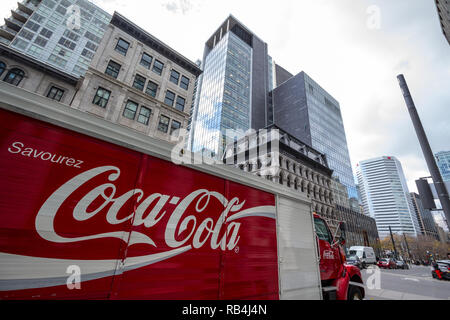 MONTREAL, KANADA - 7 November 2018: Coca Cola Logo in auf den Lkw in der Innenstadt von Montreal, Quebec, umgeben von Business sckyscrapers. C Stockfoto