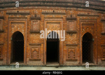 Terrakotta Plaketten auf der Khania Dighi Moschee rief auch Rajbibi Moschee, im 15. Jahrhundert erbaut. Gaur, Chapai Nawabganj, Bangladesch. Stockfoto