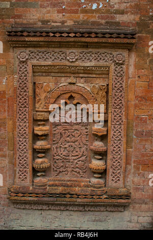 Terrakotta Plaketten auf der Khania Dighi Moschee rief auch Rajbibi Moschee, im 15. Jahrhundert erbaut. Gaur, Chapai Nawabganj, Bangladesch. Stockfoto