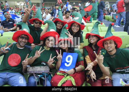 Bangladesch fans Flash das V-Zeichen während der ICC Cricket World Cup 2011 gegen Irland an der Sher-e-Bangla National Stadium. Dhaka, Bangladesch. Stockfoto