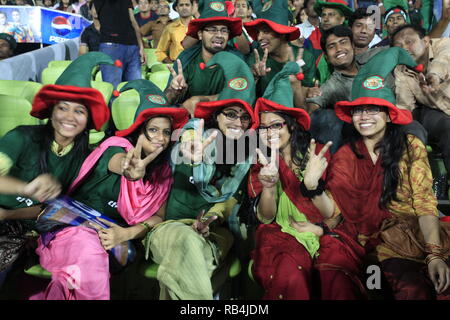 Bangladesch fans Flash das V-Zeichen während der ICC Cricket World Cup 2011 gegen Irland an der Sher-e-Bangla National Stadium. Dhaka, Bangladesch. Stockfoto