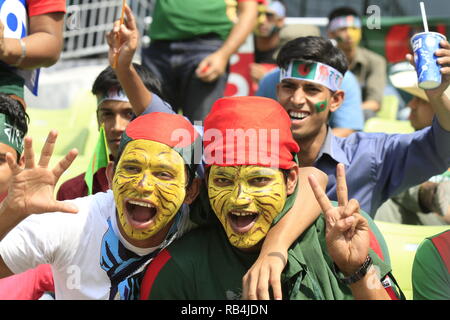 Bangladesch fans Flash das V-Zeichen während der ICC Cricket World Cup 2011 gegen Westinseln an der Sher-e-Bangla National Stadium. Dhaka, Bangladesch. Stockfoto