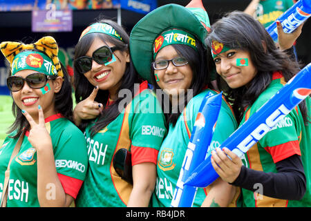 Bangladesch Fans jubeln auf ihrer Mannschaft während der ICC Cricket World Cup 2011 gegen Indien zu Sher-e-Bangla Nationalstadion in Dhaka, Ban Stockfoto