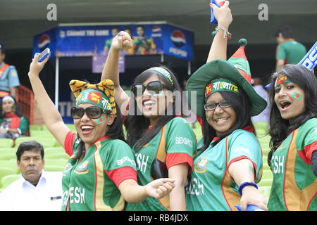 Bangladesch Fans jubeln auf ihrer Mannschaft während der ICC Cricket World Cup 2011 gegen Indien zu Sher-e-Bangla Nationalstadion in Dhaka, Ban Stockfoto