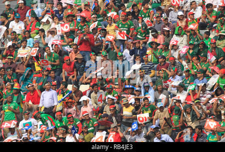 Bangladesch Fans jubeln auf ihrer Mannschaft während der ICC Cricket World Cup 2011 gegen Indien zu Sher-e-Bangla Nationalstadion in Dhaka, Ban Stockfoto