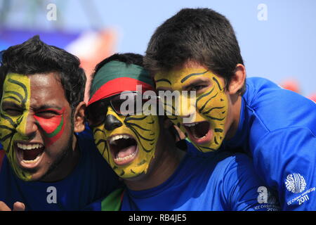 Bangladesch Fans jubeln während der ICC Cricket World Cup Match gegen Niederlande bei Zohur Ahmed Chowdhury Stadion. Chittagong, Bangladesch. Stockfoto