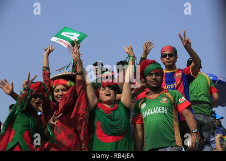 Bangladesch fans Flash das V-Zeichen während der ICC Cricket World Cup 2011 gegen die Niederlande bei der SHER-e-Bangla National Stadium. Dhaka, Bangladesch. Stockfoto