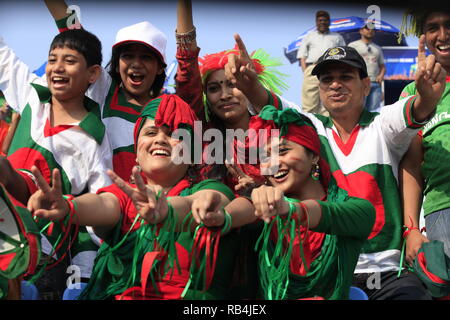 Bangladesch fans Flash das V-Zeichen während der ICC Cricket World Cup 2011 gegen die Niederlande bei der SHER-e-Bangla National Stadium. Dhaka, Bangladesch. Stockfoto