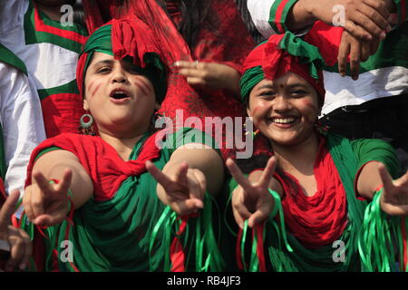 Bangladesch fans Flash das V-Zeichen während der ICC Cricket World Cup 2011 gegen die Niederlande bei der SHER-e-Bangla National Stadium. Dhaka, Bangladesch. Stockfoto