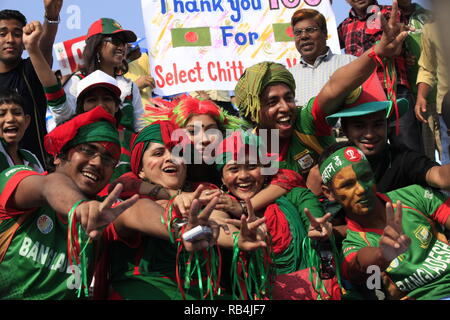 Bangladesch fans Flash das V-Zeichen während der ICC Cricket World Cup 2011 gegen die Niederlande bei der SHER-e-Bangla National Stadium. Dhaka, Bangladesch. Stockfoto