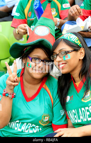 Bangladesch Fans jubeln auf ihrer Mannschaft während der ICC Cricket World Cup 2011 gegen Indien zu Sher-e-Bangla Nationalstadion in Dhaka, Ban Stockfoto