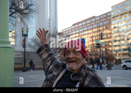 African American Obdachloser lächelnd mit knit Cap auf dem Kopf Stockfoto