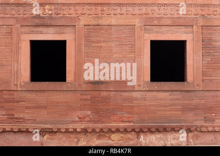 Alte vintage Red brick wall und zwei Fenstern Fatehpur Sikri Pal Stockfoto