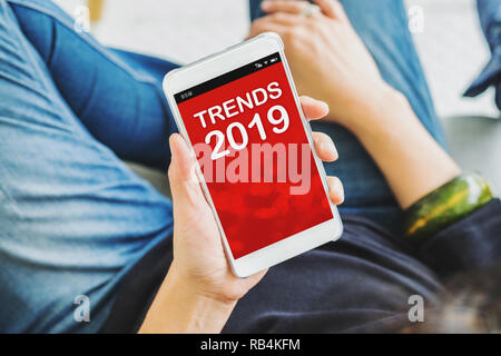 Nahaufnahme, Frau, Hand, Handy mit Trends 2019 im Café sitzen, online Digital Lifestyle Konzept Stockfoto