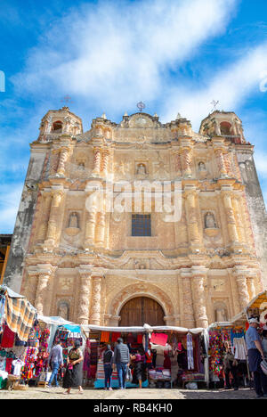 Ein Verblassen der Kirche Santo Domingo und lokalen Markt, San Cristobal de las Casas, Chiapas, Mexiko Stockfoto