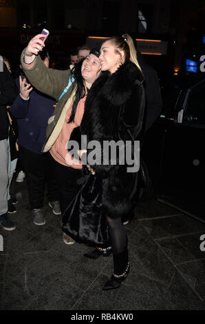 Miley Cyrus grüßt Fans bei Capital Radio Mit: Miley Cyrus Wo: London, Großbritannien Wann: 07 Dec 2018 Credit: Tony Oudot/WANN Stockfoto