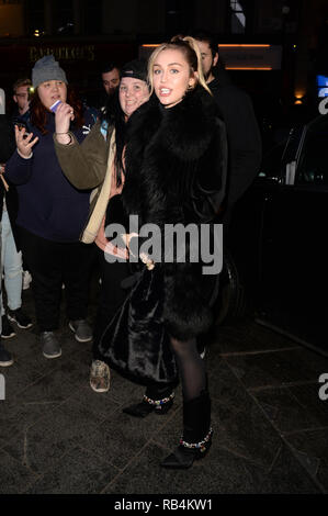 Miley Cyrus grüßt Fans bei Capital Radio Mit: Miley Cyrus Wo: London, Großbritannien Wann: 07 Dec 2018 Credit: Tony Oudot/WANN Stockfoto