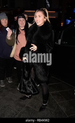 Miley Cyrus grüßt Fans bei Capital Radio Mit: Miley Cyrus Wo: London, Großbritannien Wann: 07 Dec 2018 Credit: Tony Oudot/WANN Stockfoto