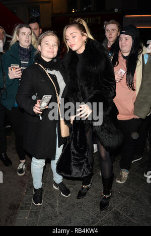 Miley Cyrus grüßt Fans bei Capital Radio Mit: Miley Cyrus Wo: London, Großbritannien Wann: 07 Dec 2018 Credit: Tony Oudot/WANN Stockfoto