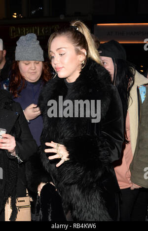 Miley Cyrus grüßt Fans bei Capital Radio Mit: Miley Cyrus Wo: London, Großbritannien Wann: 07 Dec 2018 Credit: Tony Oudot/WANN Stockfoto