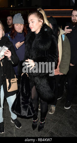 Miley Cyrus grüßt Fans bei Capital Radio Mit: Miley Cyrus Wo: London, Großbritannien Wann: 07 Dec 2018 Credit: Tony Oudot/WANN Stockfoto