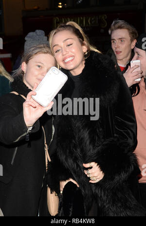 Miley Cyrus grüßt Fans bei Capital Radio Mit: Miley Cyrus Wo: London, Großbritannien Wann: 07 Dec 2018 Credit: Tony Oudot/WANN Stockfoto