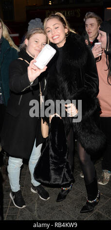 Miley Cyrus grüßt Fans bei Capital Radio Mit: Miley Cyrus Wo: London, Großbritannien Wann: 07 Dec 2018 Credit: Tony Oudot/WANN Stockfoto