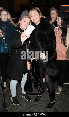Miley Cyrus grüßt Fans bei Capital Radio Mit: Miley Cyrus Wo: London, Großbritannien Wann: 07 Dec 2018 Credit: Tony Oudot/WANN Stockfoto