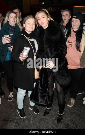 Miley Cyrus grüßt Fans bei Capital Radio Mit: Miley Cyrus Wo: London, Großbritannien Wann: 07 Dec 2018 Credit: Tony Oudot/WANN Stockfoto