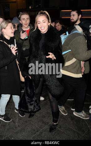 Miley Cyrus grüßt Fans bei Capital Radio Mit: Miley Cyrus Wo: London, Großbritannien Wann: 07 Dec 2018 Credit: Tony Oudot/WANN Stockfoto