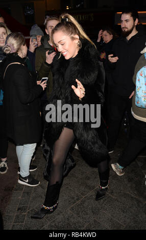 Miley Cyrus grüßt Fans bei Capital Radio Mit: Miley Cyrus Wo: London, Großbritannien Wann: 07 Dec 2018 Credit: Tony Oudot/WANN Stockfoto