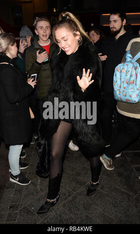 Miley Cyrus grüßt Fans bei Capital Radio Mit: Miley Cyrus Wo: London, Großbritannien Wann: 07 Dec 2018 Credit: Tony Oudot/WANN Stockfoto