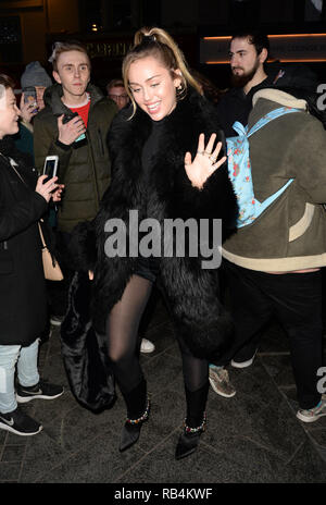 Miley Cyrus grüßt Fans bei Capital Radio Mit: Miley Cyrus Wo: London, Großbritannien Wann: 07 Dec 2018 Credit: Tony Oudot/WANN Stockfoto