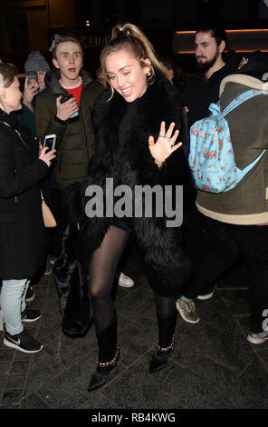 Miley Cyrus grüßt Fans bei Capital Radio Mit: Miley Cyrus Wo: London, Großbritannien Wann: 07 Dec 2018 Credit: Tony Oudot/WANN Stockfoto