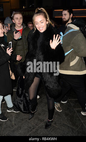Miley Cyrus grüßt Fans bei Capital Radio Mit: Miley Cyrus Wo: London, Großbritannien Wann: 07 Dec 2018 Credit: Tony Oudot/WANN Stockfoto