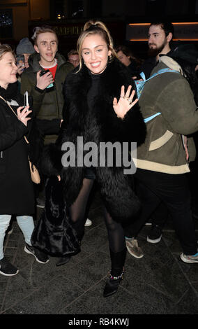 Miley Cyrus grüßt Fans bei Capital Radio Mit: Miley Cyrus Wo: London, Großbritannien Wann: 07 Dec 2018 Credit: Tony Oudot/WANN Stockfoto