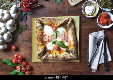 Ansicht von oben Hintergrund italienische square Pizza mit Tomaten, Mozzarella und Basilikum Sauce, auf Rahmen Zusammensetzung Stockfoto