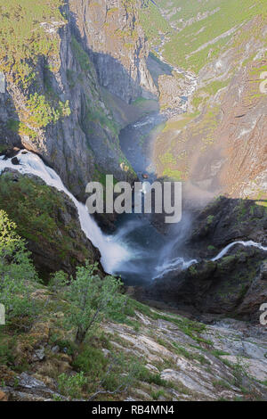 Sie betrachten die Voringfossen mit dem Tal im Nebel der Wasserfall Stockfoto