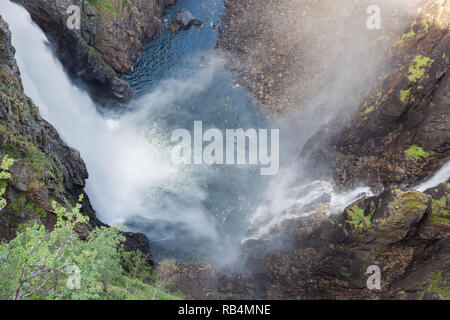 Blick nach unten am Fuß der Voringfossen mit dem Tal im Nebel der Wasserfall Stockfoto