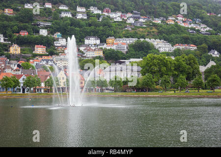 Editorial: BERGEN, HORDALAND, NORWEGEN, Juni 10, 2018 - Blick auf die Stadt Bergen mit der Kleinen Lungegards See Stockfoto