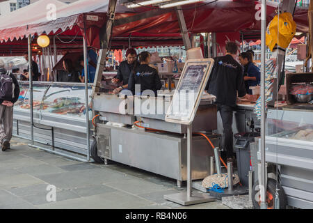 Editorial: BERGEN, HORDALAND, NORWEGEN, Juni 10, 2018-Anbieter steht auf dem Fischmarkt in Bergen. Stockfoto