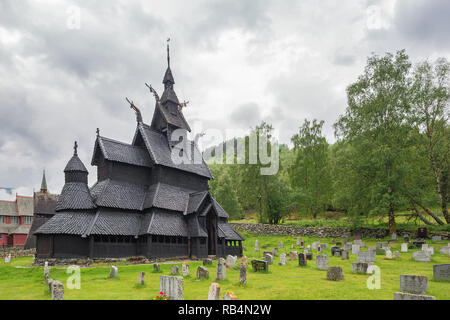 Editorial: LAERDAL, Sogn und Fjordane, Norwegen, 11. Juni 2018 - Die Borgund Stabkirche aus dem Friedhof gesehen mit einem Teil der Kirche Borgund im b Stockfoto
