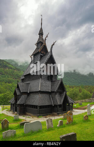 Editorial: LAERDAL, Sogn und Fjordane, Norwegen, 11. Juni 2018 - Die Kirche Borgund von der Rückseite mit Bergen im Hintergrund gesehen Daube Stockfoto