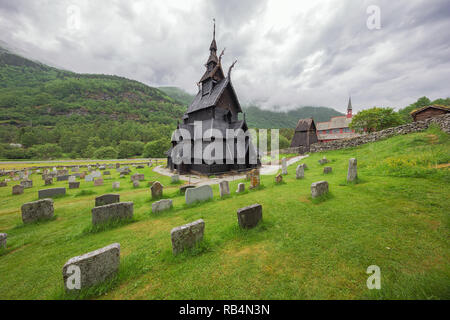 Editorial: LAERDAL, Sogn und Fjordane, Norwegen, 11. Juni 2018 - Die Kirche Borgund und seine Umgebung mit seinem Glockenturm und die borgund Stabkirche Stockfoto