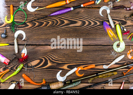 Sankt-Petersburg, Russland, 16. Juni 2017: Angelrute, Geräte und Angeln Köder, Haspel auf Holzbrett Hintergrund Stockfoto