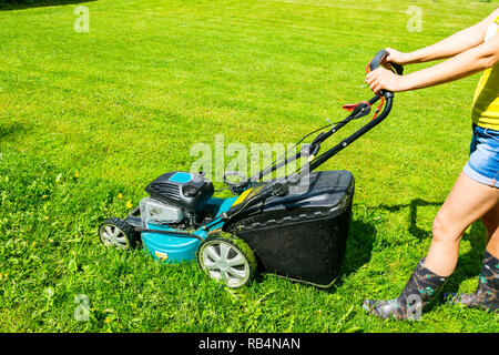 Mähen rasen. Rasenmäher auf grünem Gras. Mähwerk Gras. Mähen Gärtner