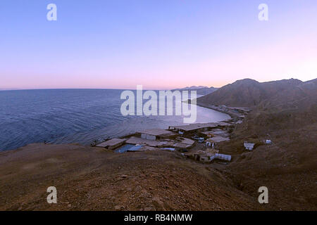 Blue Hole ist ein beliebter tauchen Lage im Osten Sinai, wenige Kilometer nördlich von Dahab, Ägypten an der Küste des Roten Meeres. Stockfoto
